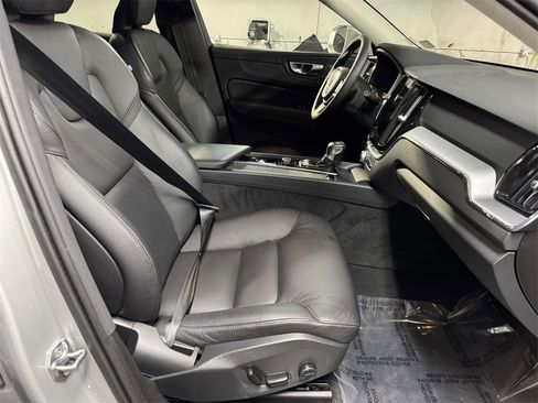 Used 2021 Volvo XC60 T5 Momentum w/ Advanced Package image 18