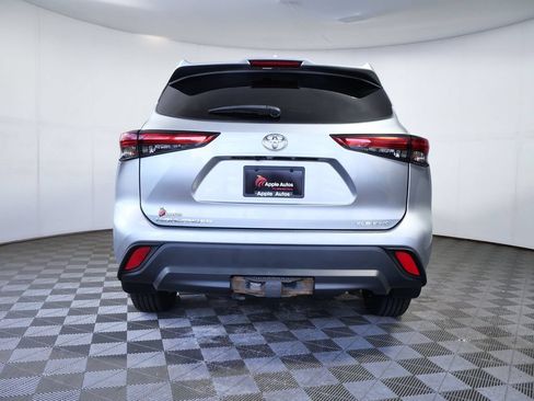 Used 2020 Toyota Highlander XLE AWD/4WD image 7