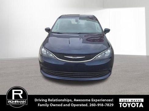 Used 2017 Chrysler Pacifica Touring FWD image 1