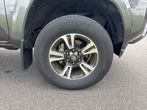 Used 2018 Toyota Tacoma TRD Sport AWD/4WD image 11