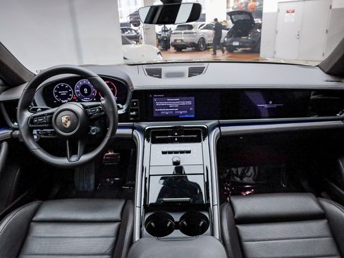 Used 2025 Porsche Panamera image 18