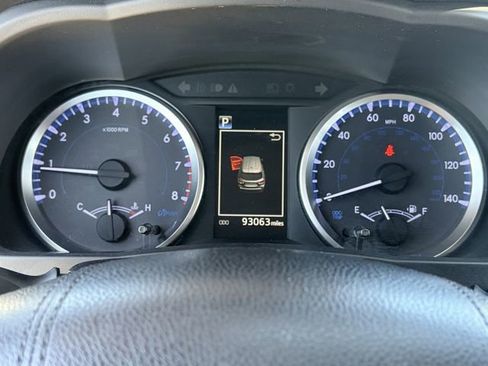 Used 2019 Toyota Highlander LE FWD image 25
