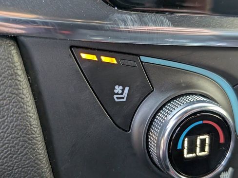 Used 2023 Chevrolet Traverse Premier image 35