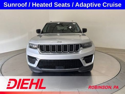 Used 2023 Jeep Grand Cherokee Laredo X AWD/4WD image 2