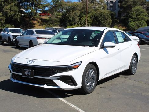 New 2026 Hyundai Elantra Hybrid FWD image 3