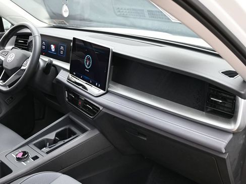 Used 2025 Volkswagen Tiguan SE w/ Panoramic Sunroof Package AWD/4WD image 35