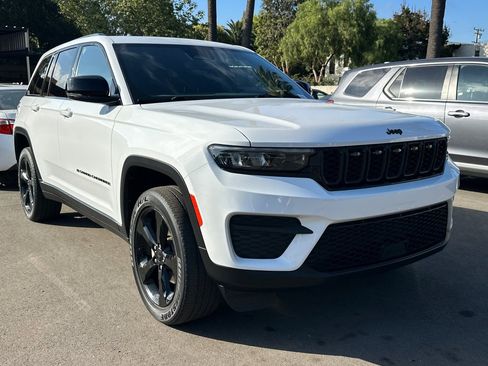 Used 2022 Jeep Grand Cherokee Altitude AWD/4WD image 2