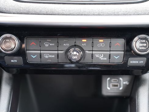 Used 2025 Jeep Compass Latitude w/ Sun & Sound Group AWD/4WD image 27