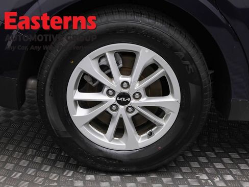 Used 2024 Kia Carnival LX image 32