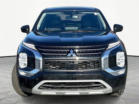 Used 2022 Mitsubishi Outlander SE image 2