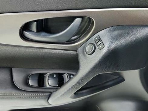 Used 2021 Nissan Rogue Sport S image 18