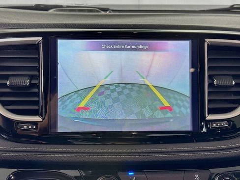 Used 2022 Chrysler Pacifica Touring-L FWD image 13