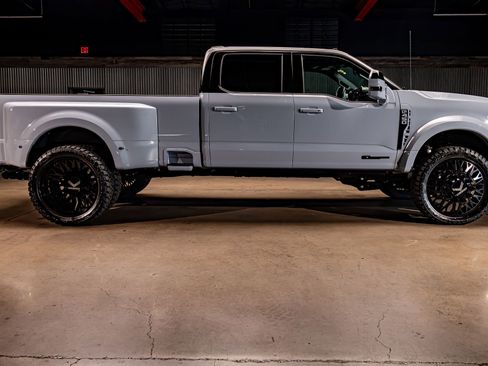 Used 2025 Ford F450 Platinum w/ FX4 Off-Road Package image 11