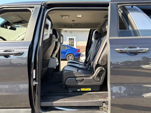 Used 2024 Kia Carnival EX FWD image 16