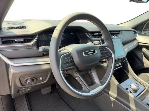 Used 2024 Jeep Grand Cherokee Limited AWD/4WD image 15