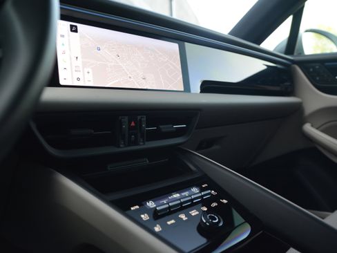 Certified 2025 Porsche Macan 4 Electric image 19