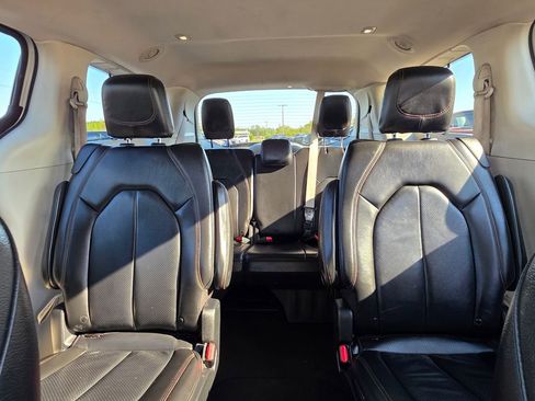 Used 2020 Chrysler Pacifica Touring-L FWD image 29