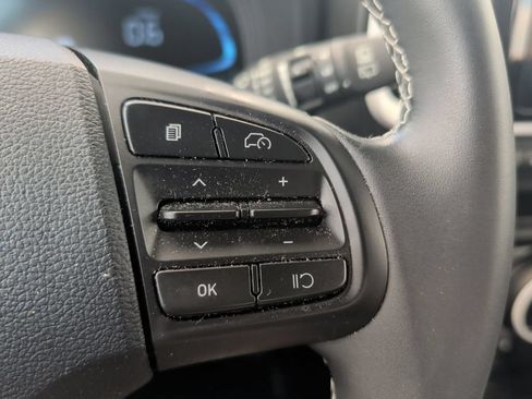 Used 2025 Hyundai Venue Limited FWD image 23