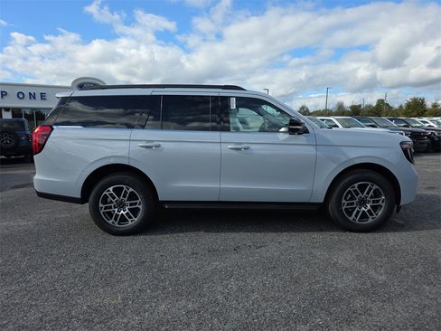New 2025 Ford Expedition Active image 4