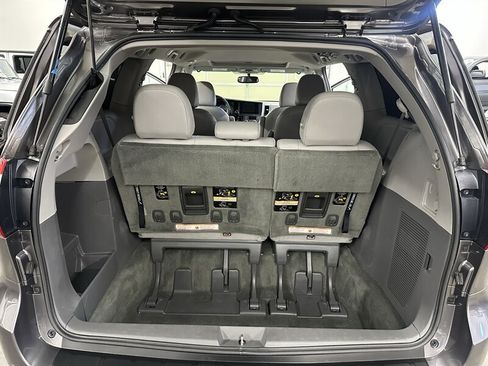 Used 2017 Toyota Sienna XLE w/ XLE Navigation Package AWD/4WD image 17