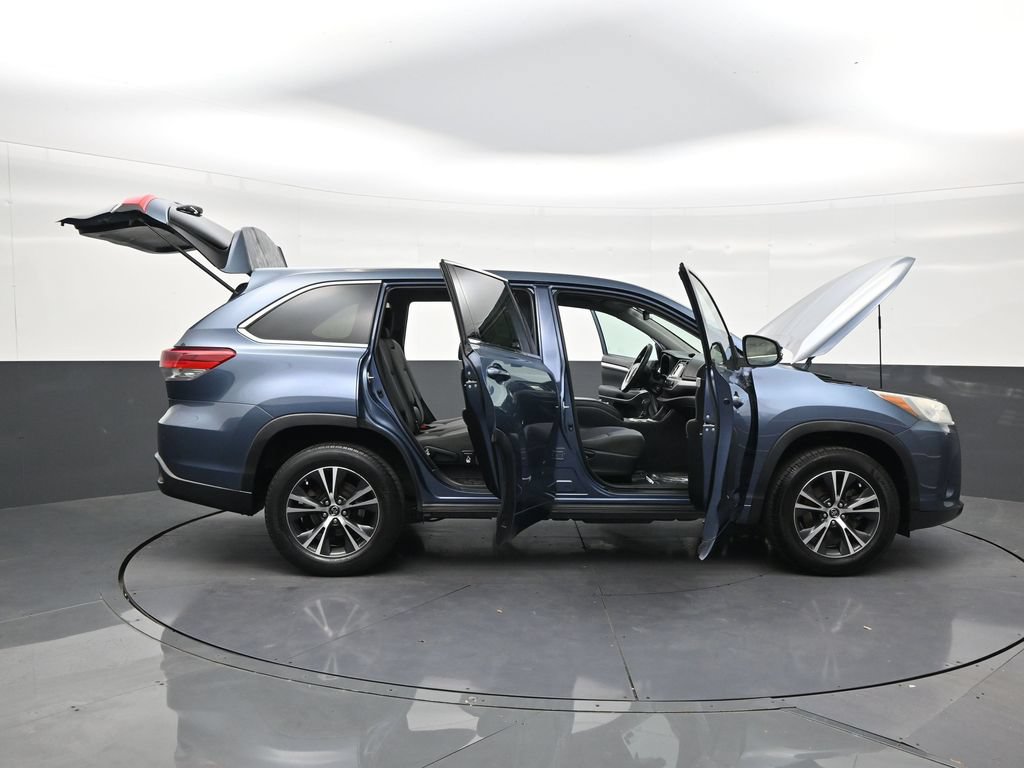 Used 2018 Toyota Highlander LE FWD image 29