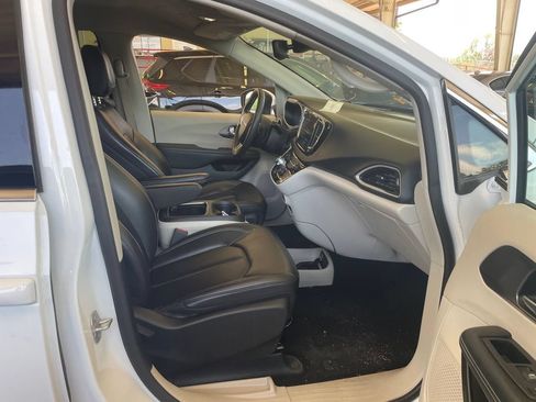 Used 2023 Chrysler Pacifica Touring-L FWD image 3