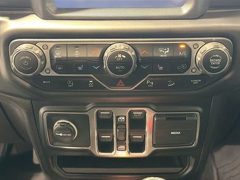 Used 2019 Jeep Wrangler Unlimited Sahara AWD/4WD image 15
