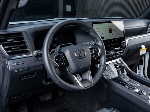 Used 2025 Lexus GX 550 w/ Accessory Package (Z1) image 17