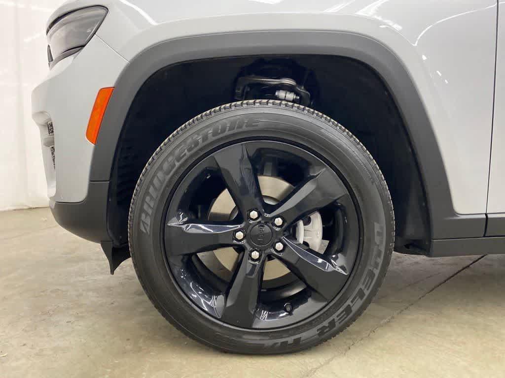 Used 2023 Jeep Grand Cherokee Altitude AWD/4WD image 11
