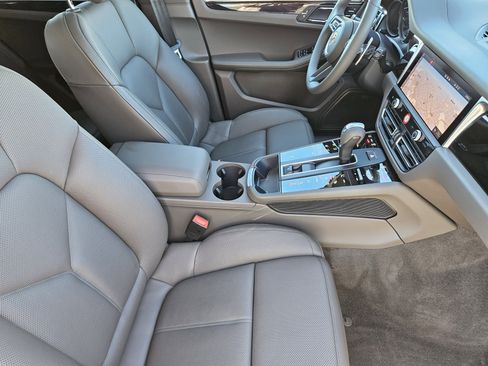 Certified 2025 Porsche Macan image 15