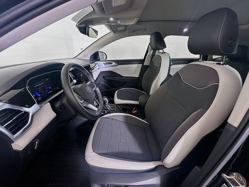 Used 2025 Volkswagen Taos SE w/ Panoramic Sunroof Package image 13