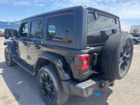Used 2022 Jeep Wrangler Unlimited Sahara w/ Cold Weather Group AWD/4WD image 7