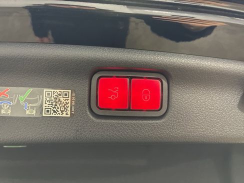 Used 2025 Mercedes-Benz C 300 4MATIC Sedan image 6