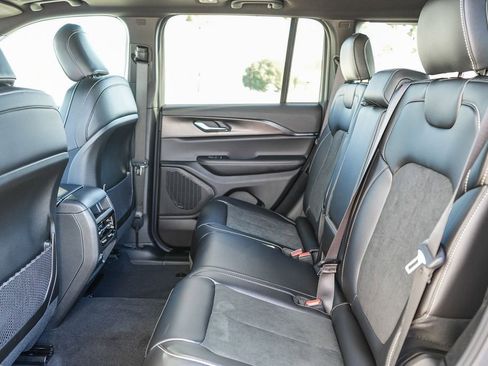 New 2025 Jeep Grand Cherokee Altitude image 19