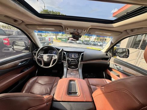 Used 2017 Cadillac Escalade ESV Premium Luxury AWD/4WD image 16
