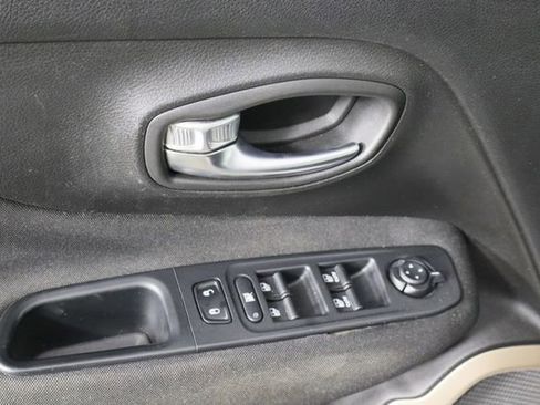 Used 2017 Jeep Renegade Latitude image 23