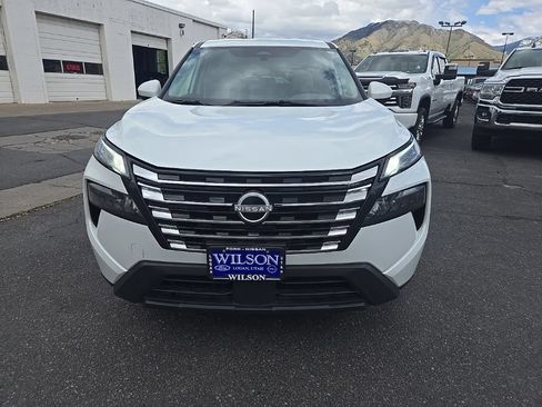 Used 2025 Nissan Rogue SV AWD/4WD image 2
