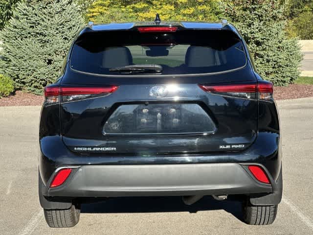 Used 2022 Toyota Highlander XLE AWD/4WD image 4