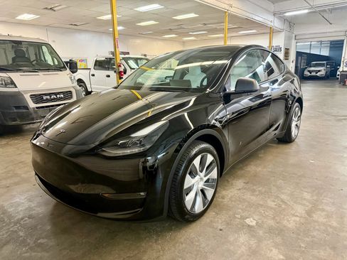 Used 2023 Tesla Model Y Long Range AWD/4WD image 1