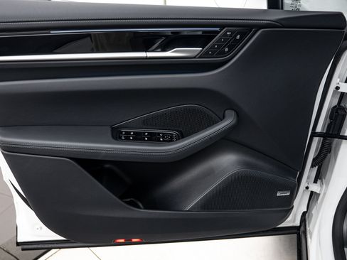 Certified 2025 Porsche Macan 4S Electric AWD/4WD image 18