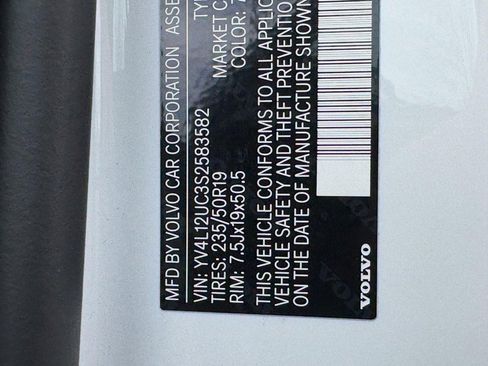 Certified 2025 Volvo XC40 B5 Plus image 26