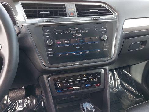 Used 2022 Volkswagen Tiguan SE image 22