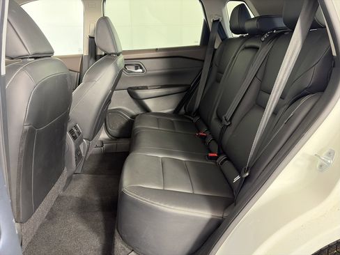 Used 2023 Nissan Rogue SL w/ SL Premium Package image 7