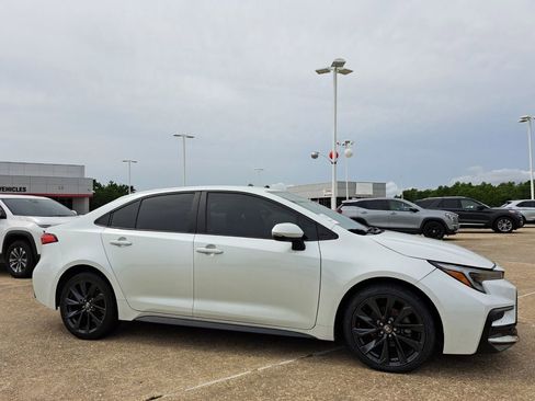 Used 2023 Toyota Corolla SE FWD image 2