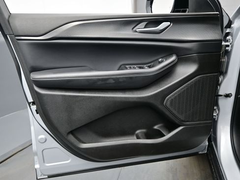 Used 2024 Jeep Grand Cherokee Altitude image 9