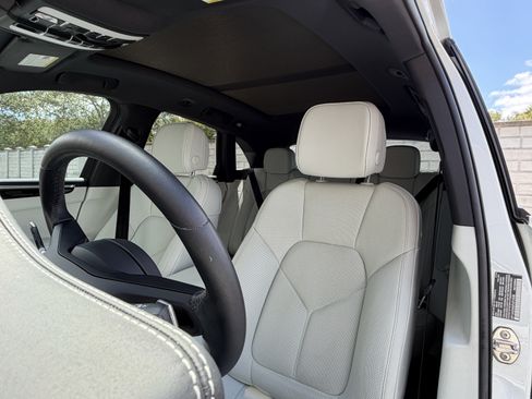 Certified 2023 Porsche Macan AWD/4WD image 5