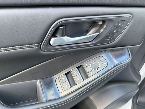 Used 2024 Nissan Rogue SL w/ SL Premium Package image 13