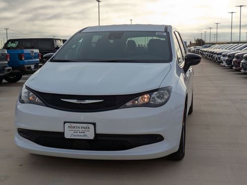 New 2026 Chrysler Voyager LX image 7