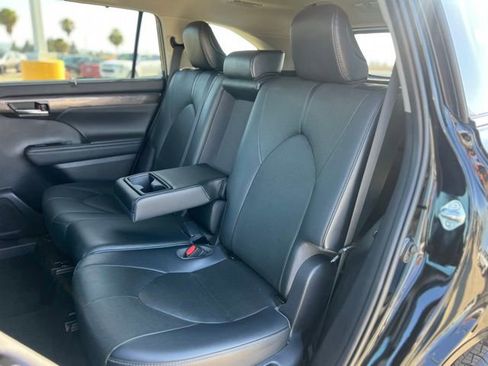 Used 2021 Toyota Highlander Limited FWD image 19