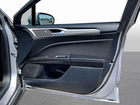 Used 2020 Ford Fusion SE FWD image 18